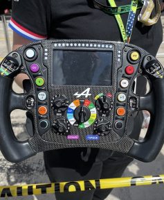Alpine_F1_steering_wheel